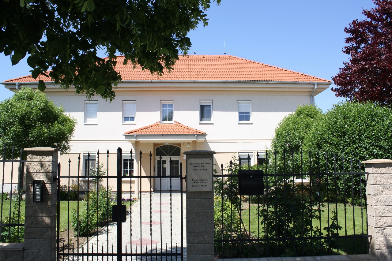 Interiér farského kostola sv. Mikuláša — miesto liturgických služieb